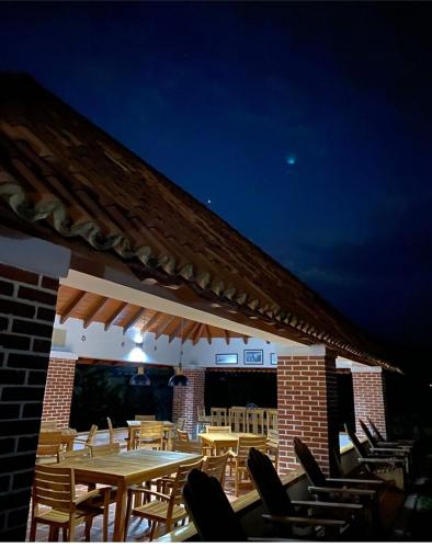 Restorāns vai citas vietas, kur ieturēt maltīti, naktsmītnē Villa Mipa
