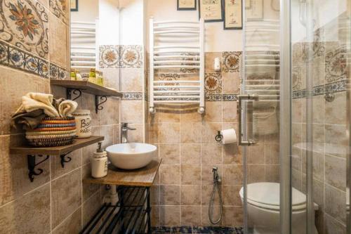 La salle de bains est pourvue de toilettes, d'un lavabo et d'une douche. dans l'établissement La Casina di Viola, à Livourne