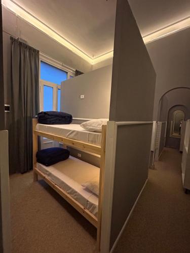Lead Hostel emeletes ágyai egy szobában