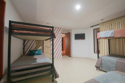 سرير بطابقين أو أسرّة بطابقين في غرفة في Hostal Amanari