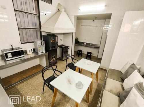 Kuchyň nebo kuchyňský kout v ubytování Lead Hostel