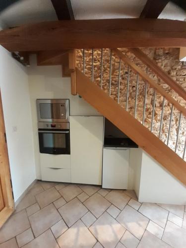 A l'OREE DU BOIS في Ville-Houdlémont: مطبخ به درج في منزل