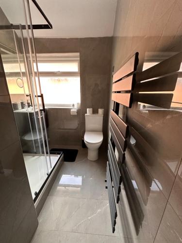 Bilik mandi di R4 - Newly Renovated Private Room with own kitchenette in a shared house - Selly Oak Birmingham