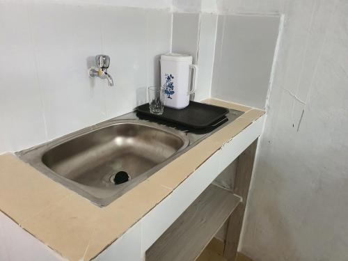 un lavello da cucina in un bancone con un apparecchio di Faraja a Meru