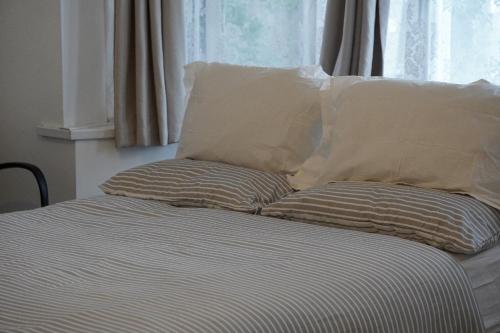 Säng eller sängar i ett rum på A cosy 8 Bedroom House