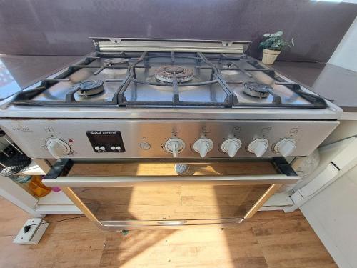 a stove top oven sitting in a kitchen at Linda cobertura Prainha de Mambucaba Paraty 50m da praia in Paraty