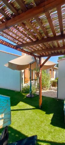 Piscina en o cerca de Divine ROUJAN Sunny Lodge
