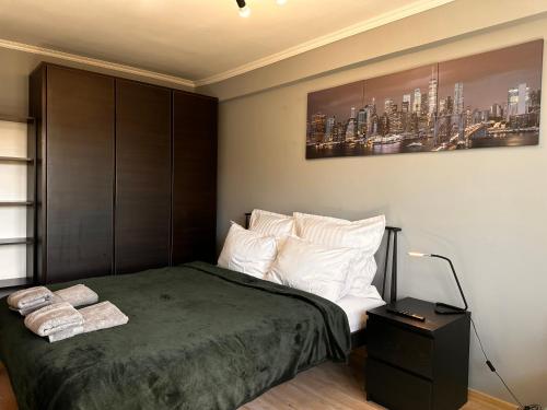 a bedroom with a bed and a painting on the wall at Apartament Center Starowiślna in Krakow