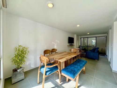 a dining room with a wooden table and chairs at Casa Turística en el Quindío in La Tebaida