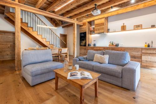 - un salon avec deux chaises et une table dans l'établissement Pretty loft with view of Mont Blanc & glacier, à Chamonix-Mont-Blanc