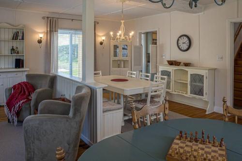 uma sala de estar com uma mesa e uma sala de jantar em Le toit bleu em North Hatley