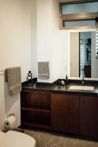 Bilik mandi di Lujoso apartamento en el Norte