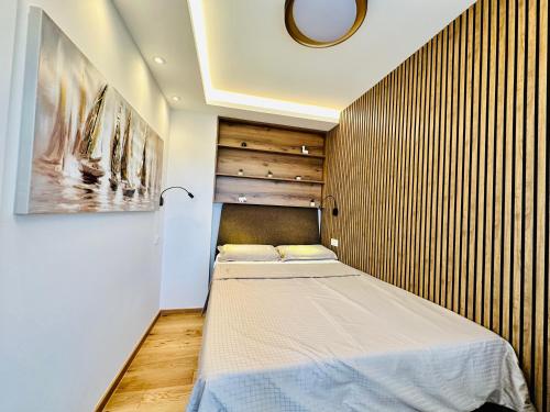 sypialnia z 2 łóżkami i obrazem na ścianie w obiekcie Apartman Aurora w Zagrzebiu