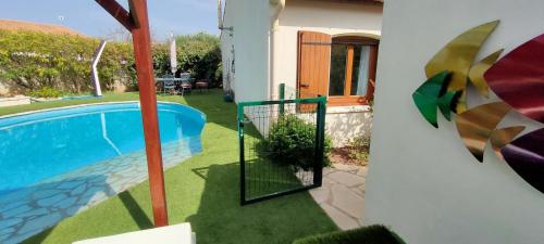 Piscina en o cerca de Divine ROUJAN Sunny Lodge