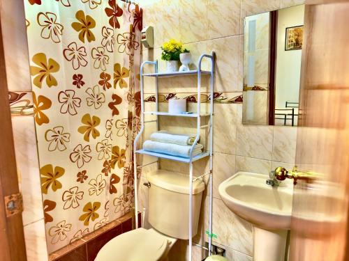 Koupelna v ubytování 100- departamento céntrico en chorrillos