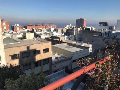 Pemandangan umum bagi Montevideo atau pemandangan bandar yang diambil dari apartmen