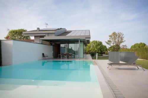 Πισίνα στο ή κοντά στο LUXURY VILLA RUBIN with Jacuzzi POOL GYM & SPA near Venice and Padua
