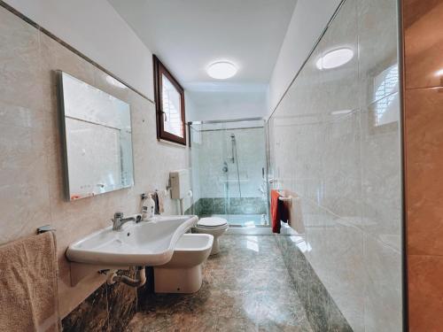 bagno con lavandino, doccia e servizi igienici di Finestra su Villalago a Villalago