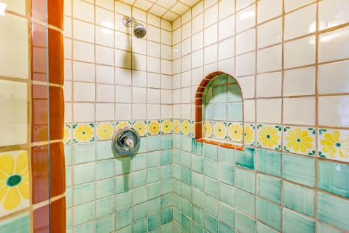 Ένα μπάνιο στο Bright Santa Fe Condo 30 Min from Ski Basin!