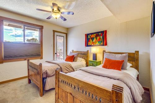 Ένα ή περισσότερα κρεβάτια σε δωμάτιο στο Bright Santa Fe Condo 30 Min from Ski Basin!