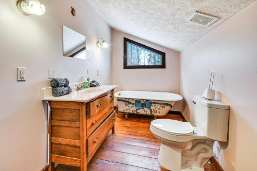 uma casa de banho com um WC, um lavatório e uma banheira em Family Tallassee Retreat with Sunroom and Decks! em Tallassee