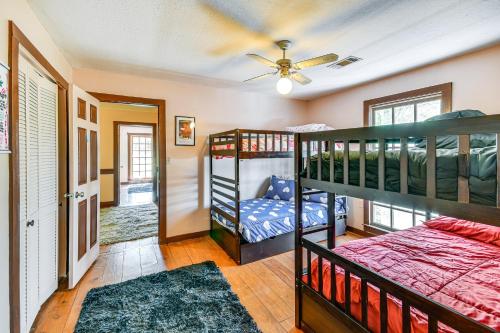 um quarto com 2 beliches e uma ventoinha de tecto em Family Tallassee Retreat with Sunroom and Decks! em Tallassee