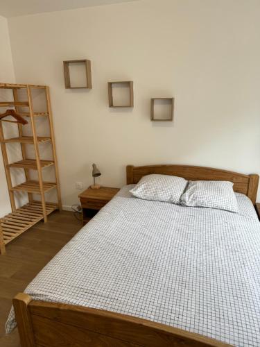 une chambre avec un lit et une étagère dans l'établissement Appartement Cosy proche Paris, à Noisy-le-Sec