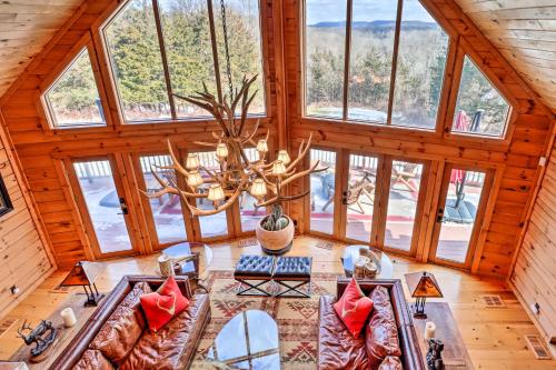 Χώρος καθιστικού στο Luxury Log Cabin with EV Charger and Mtn Views!