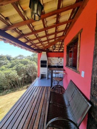 Balkoni atau teres di Chalés Vila Real - Tranquilidade na Serra de Carrancas - Piscina com uma vista espetacular do Pôr do Sol