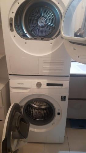 un lave-linge avec un lave-linge et un évier dans l'établissement REPOS EN FAMILLE POUR VISITER PARIS A 15 MIN EN TRANSPORT, à Bois-Colombes