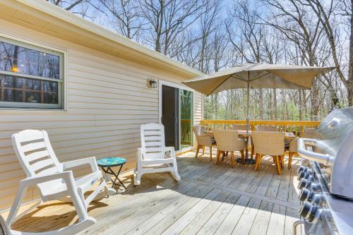 Forest-View Deck and Fire Pit Poconos Escape!にあるバルコニーまたはテラス