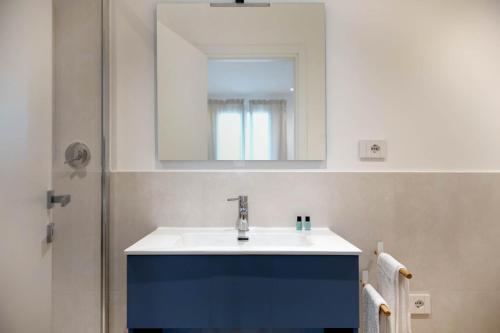 bagno con lavandino e specchio di Le Nereidi Green Resort Elisa a Sirolo