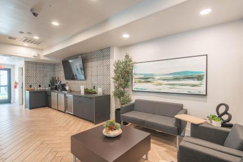 uma sala de estar com um sofá e uma mesa em Exclusive Unit-Walkable Area-Bright & Sunny 2 BR - N272 em Scottsdale