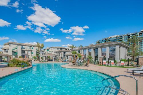 uma piscina num resort com condomínios em Exclusive Unit-Walkable Area-Bright & Sunny 2 BR - N272 em Scottsdale