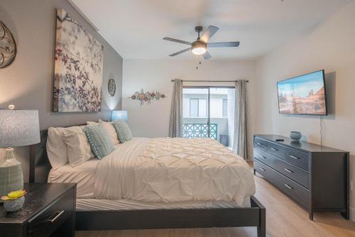 Ένα ή περισσότερα κρεβάτια σε δωμάτιο στο Elegant Escapes Perfect for Family Memories - N272