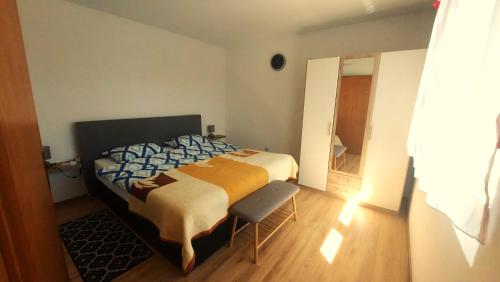 - une chambre avec un lit et une chaise dans l'établissement Holiday House Križanović, 