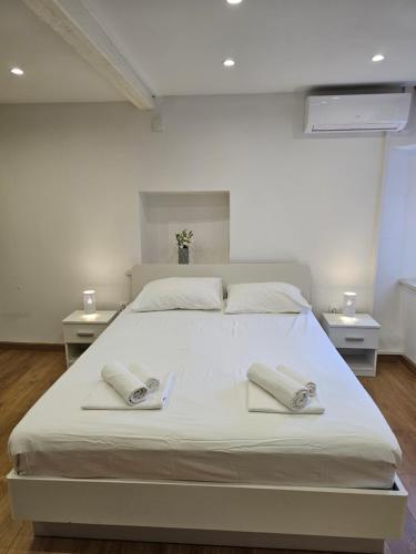 een groot wit bed met 2 kussens erop bij Apartment Zakrjan in Old town Korčula in Korčula