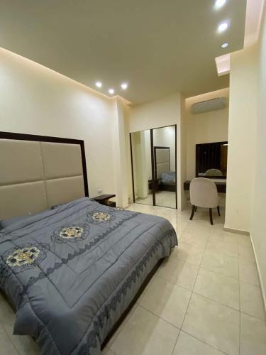 um quarto com uma cama e uma cadeira num quarto em مزارع وشاليهات للايجار في جرش em Gérasa