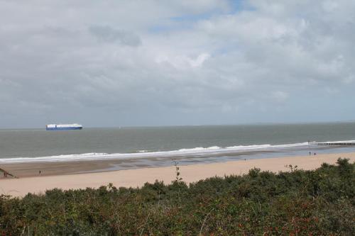 a view of a beach with a truck in the ocean at Huisje Zeertevree in Nieuwvliet