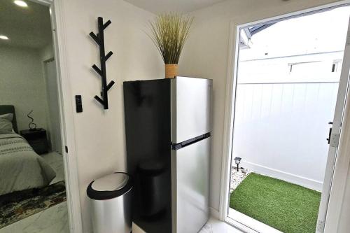 Ванная комната в Tranquil Oasis: A Stylish Retreat in Vibrant Tampa