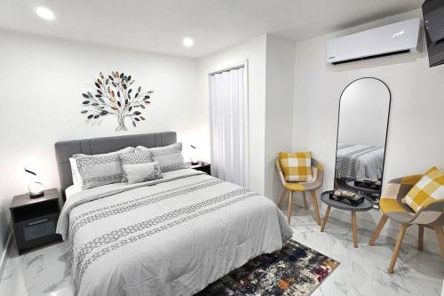 Кровать или кровати в номере Tranquil Oasis: A Stylish Retreat in Vibrant Tampa