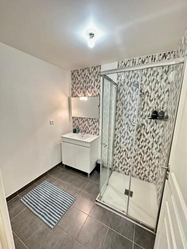 une salle de bain avec douche et lavabo dans l'établissement Superbe appartement Paris/Bagnolet 203, à Bagnolet