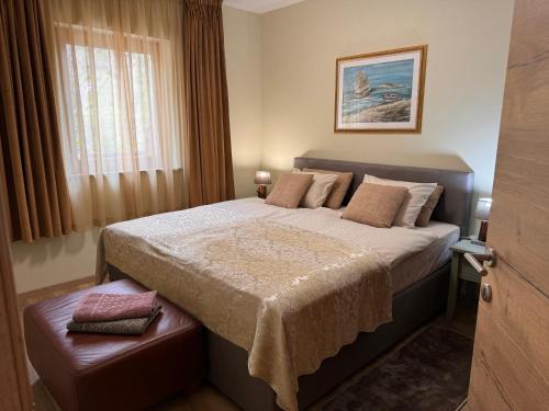 una camera da letto con un letto e una finestra di Apartment with a terrace Forest Home Lullula a Veprinac
