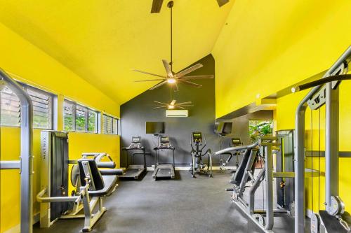 um ginásio com tecto amarelo e várias máquinas de piso em Sands of Kahana Vacation Club em Lahaina
