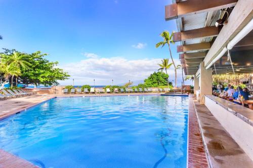 una piscina en un complejo con palmeras en Sands of Kahana Vacation Club, en Lahaina