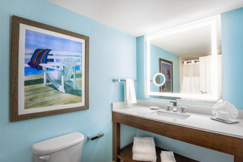 W łazience znajduje się umywalka i lustro. w obiekcie Margaritaville Lake Resort Lake of the Ozarks w mieście Osage Beach