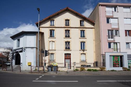 ein großes Gebäude an der Straßenseite in der Unterkunft 2 pièces Cosy - proche RER A - proche Paris in Houilles