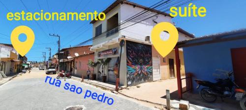 una calle de la ciudad con un edificio con círculos amarillos en Suíte em Flecheiras en Flecheiras