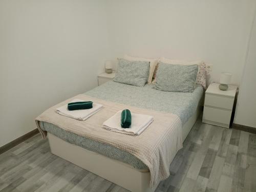 um quarto com uma cama com duas toalhas em Piso nuevo a 10 minutos de San Sebastián em Lasarte-Oria