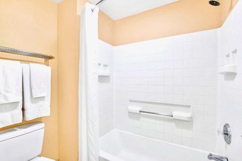 a bathroom with a white tub and a toilet at Apt Close to Universal Studios with Hot tub Pool in Orlando